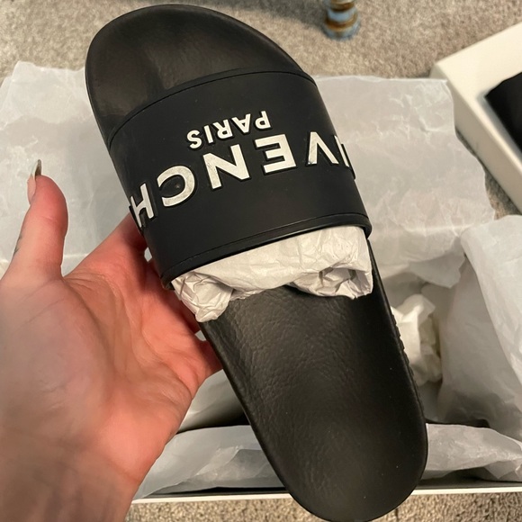 GIVENCHY LOGO SLIDES - Picture 4 of 8